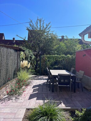 Outdoor dining - Renovated village house in the heart of Dambach-la-Ville (Dambach-la-Ville)