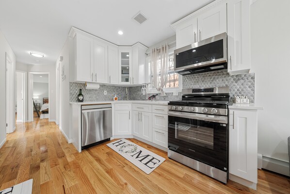 Microondas, horno, parrilla de estufa y lavavajillas 