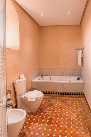 Habitación doble Deluxe, vista al jardín | Baño | Toallas, jabón, shampoo, papel de baño