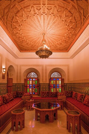 Chambre Double Deluxe, vue jardin | Coin séjour