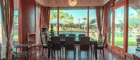 Habitación doble Deluxe, vista al jardín | Servicio a la habitación