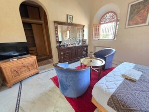 Chambre Double Deluxe, vue jardin | Coffres-forts dans les chambres, fer et planche à repasser