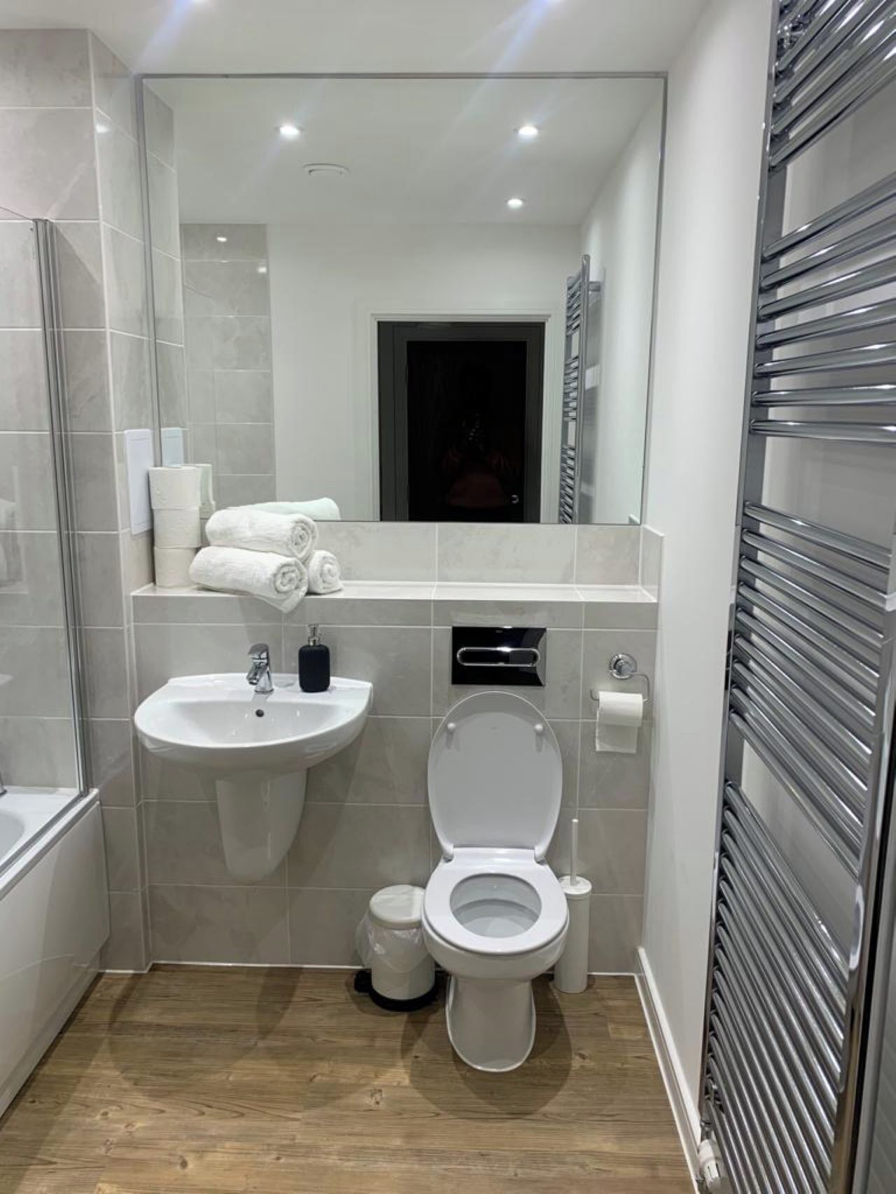 Une petite salle de bain comprenant un lavabo, des toilettes et un miroir.