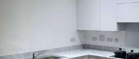 Réfrigérateur, four à micro-ondes, un four, surface de cuisson