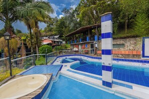 2 piscines extérieures