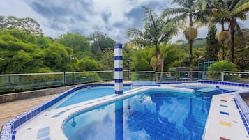 2 outdoor pools