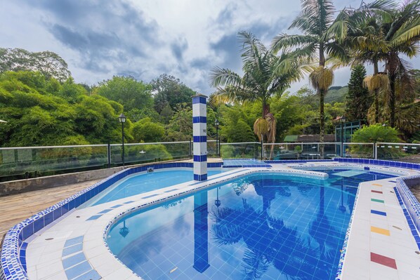 2 piscines extérieures