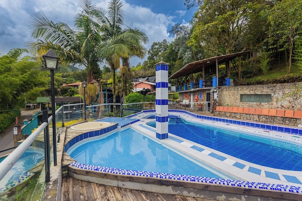 2 piscines extérieures