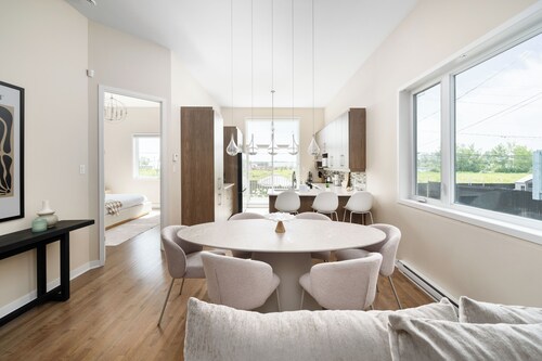 Modern & Spacious 2BR in Laval | Near Airport + Free Parking