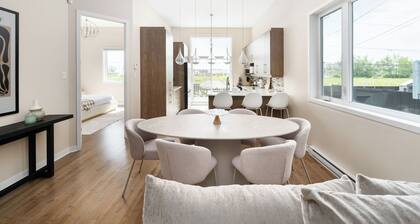 Modern & Spacious 2BR in Laval | Near Airport + Free Parking