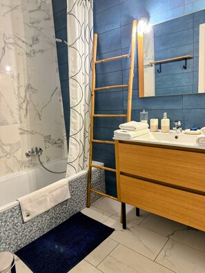 Hair dryer, towels, soap - Luxury apartment with terrace and parking - a stone's throw from the beach (Antibes)