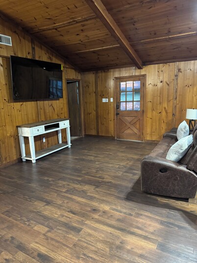 Gorgeous house on the river at Caddo Lake that sleeps up to 9 guests