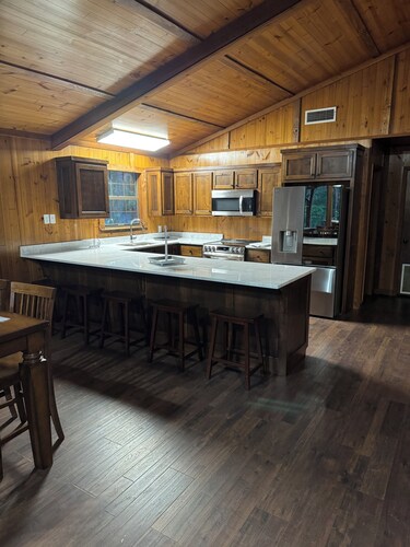 Gorgeous house on the river at Caddo Lake that sleeps up to 9 guests