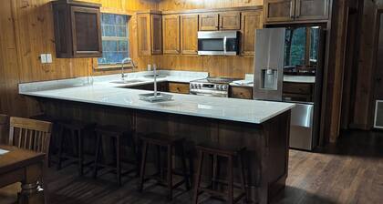 Gorgeous house on the river at Caddo Lake that sleeps up to 9 guests