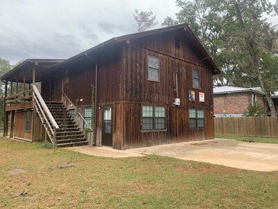 Gorgeous house on the river at Caddo Lake that sleeps up to 9 guests