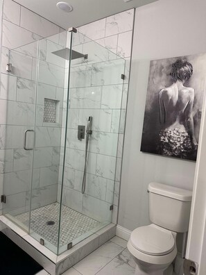 Dusj, hårføner, håndklær og såpe