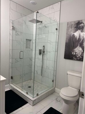 Dusj, hårføner, håndklær og såpe