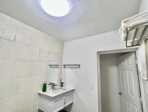 Bathroom - Cozy Room# 2 in Venetian Road 7min airport (The Bight Settlements)