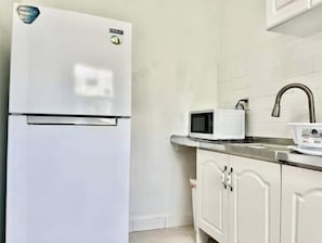 Private kitchen - Cozy one bedroom Suite #C in Venetian Road (The Bight Settlements)