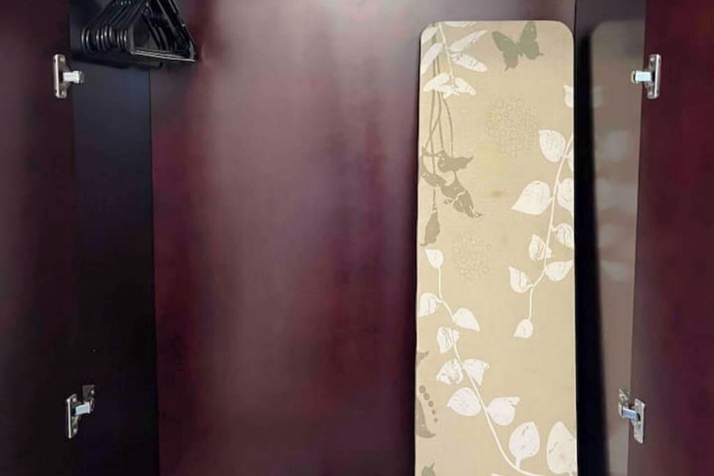 Une porte ornée d’un motif floral et dotée d’une poignée noire.