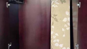 Une porte ornée d’un motif floral et dotée d’une poignée noire.
