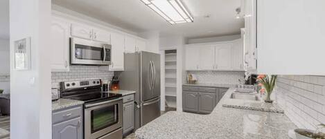 Microonde, forno, piano cottura, lavastoviglie