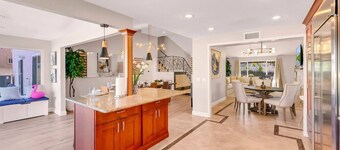 Heated Pool, 5 mins to South Coast Plaza, SA4