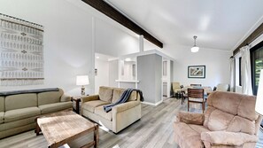 TV, fireplace - This light-filled alpine retreat blends rustic charm with modern style. (Graeagle)