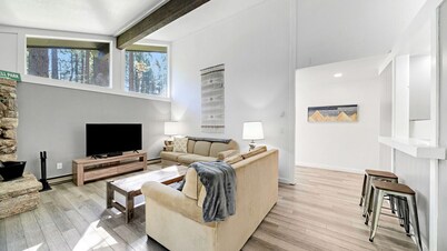 This light-filled alpine retreat blends rustic charm with modern style.