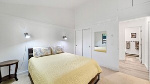 Tabla de planchar con plancha, wifi, ropa de cama