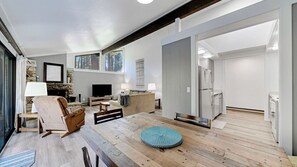 Una televisión, una chimenea