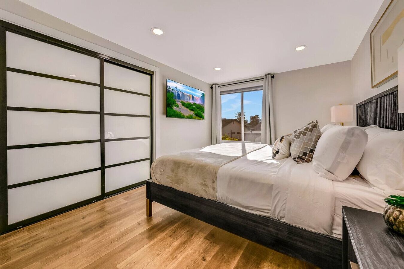 6 quartos, escrivaninha, ferros/tábuas de passar roupa, berço de viagem