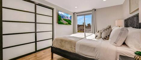 6 bedrooms, desk, iron/ironing board, travel crib