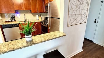 Microondas, horno, parrilla de estufa y lavavajillas