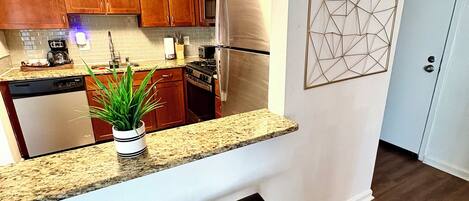 Microondas, horno, placa de cocina y lavavajillas