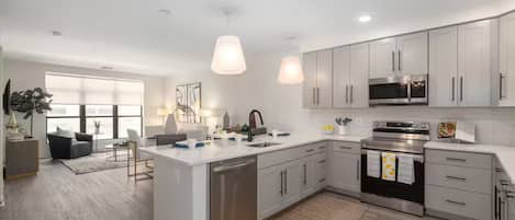 Microondas, horno, placa de cocina, lavavajillas