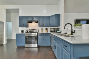 ثلاجة، ميكروويف، فرن، موقد طهي مسطح