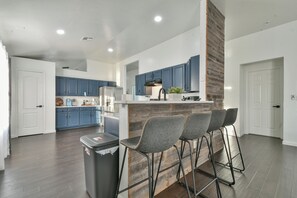 Køleskab, mikrobølgeovn, ovn, kogeplade