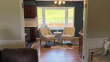 Een televisie en een open haard