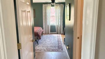 4 habitaciones, tabla de planchar con plancha, wifi y ropa de cama