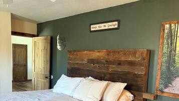 3 bedrooms, iron/ironing board, WiFi, bed sheets