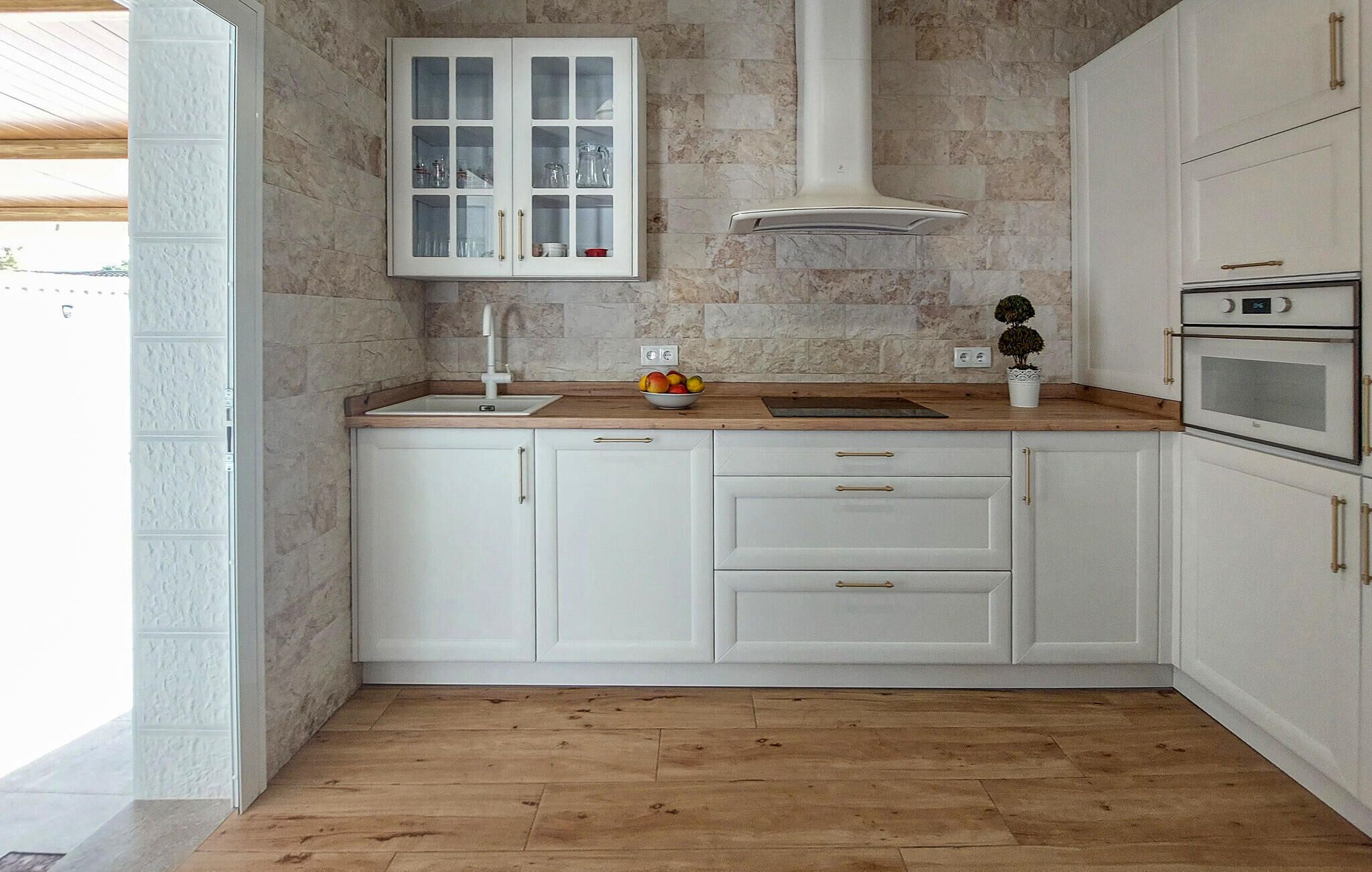 Fridge, stovetop, dishwasher