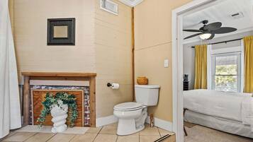 Suite, Blick auf den Innenhof | Badezimmer