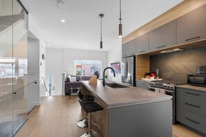 Jääkaappi, mikroaaltouuni, uuni, liesi