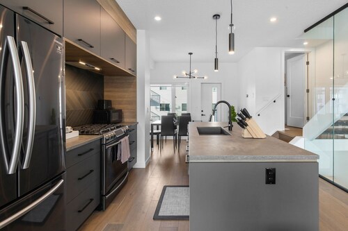 Luxury 3bdrm home near Roger centre