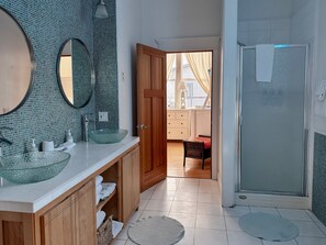 Haartrockner, Handtücher, Seife, Shampoo