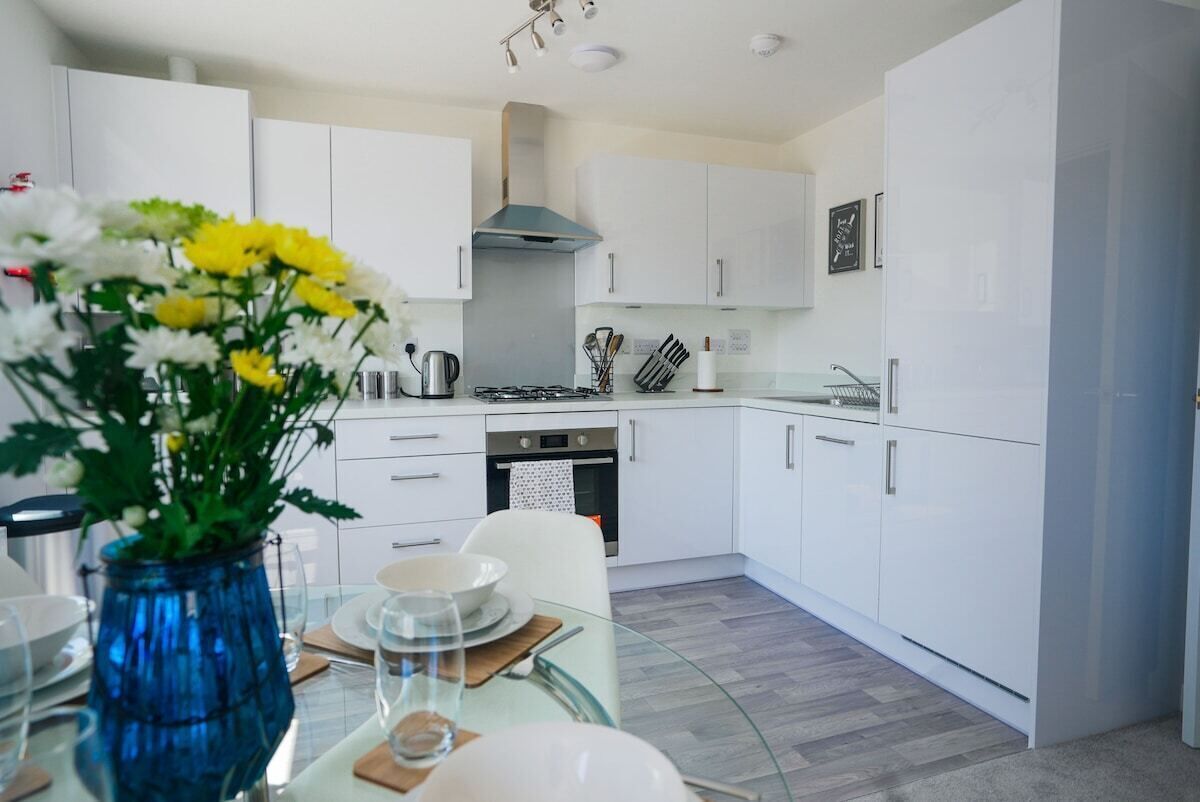 Fridge, microwave, oven, coffee/tea maker