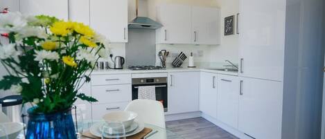 Réfrigérateur, micro-ondes, four, cafetière/bouilloire