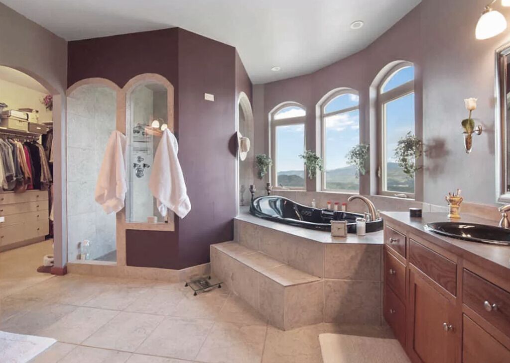 Suihku, poreamme, hiustenkuivaaja, pyyhkeet