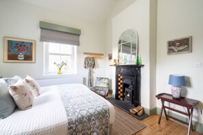 3 bedrooms, WiFi, bed sheets - The Gardener's Bothy - sleeps 7 guests  in 3 bedrooms (Menai Bridge)